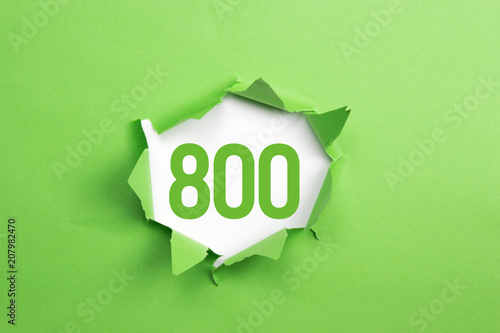 gruene Nummer 800 auf gruenem Papier