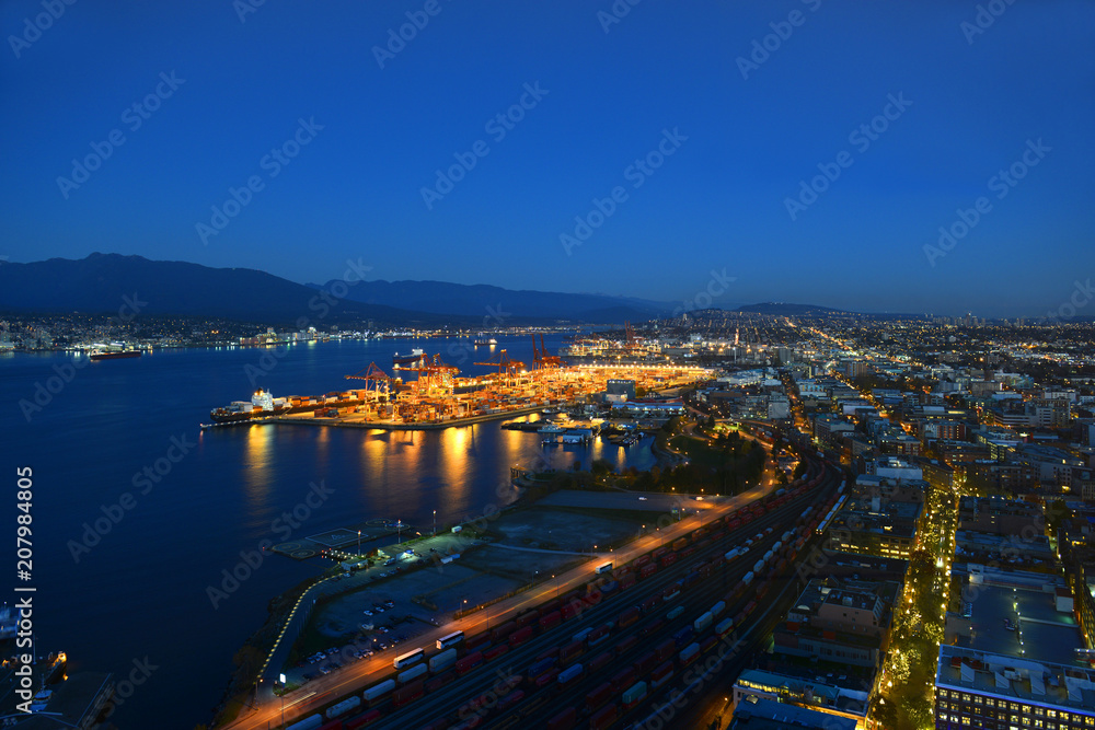 Obraz premium Port of Vancouver district at night, photo taken from the Harbour Centre tower in Vancouver, British Columbia, Canada.