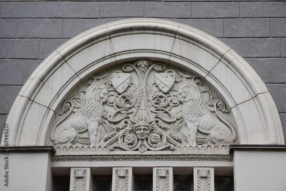 Obraz premium The relief above the entrance to the apartment building serves as one of the elements of the decor. The building was built in 1914, the architect Peter Antipov. Russia, Moscow, May 2018.