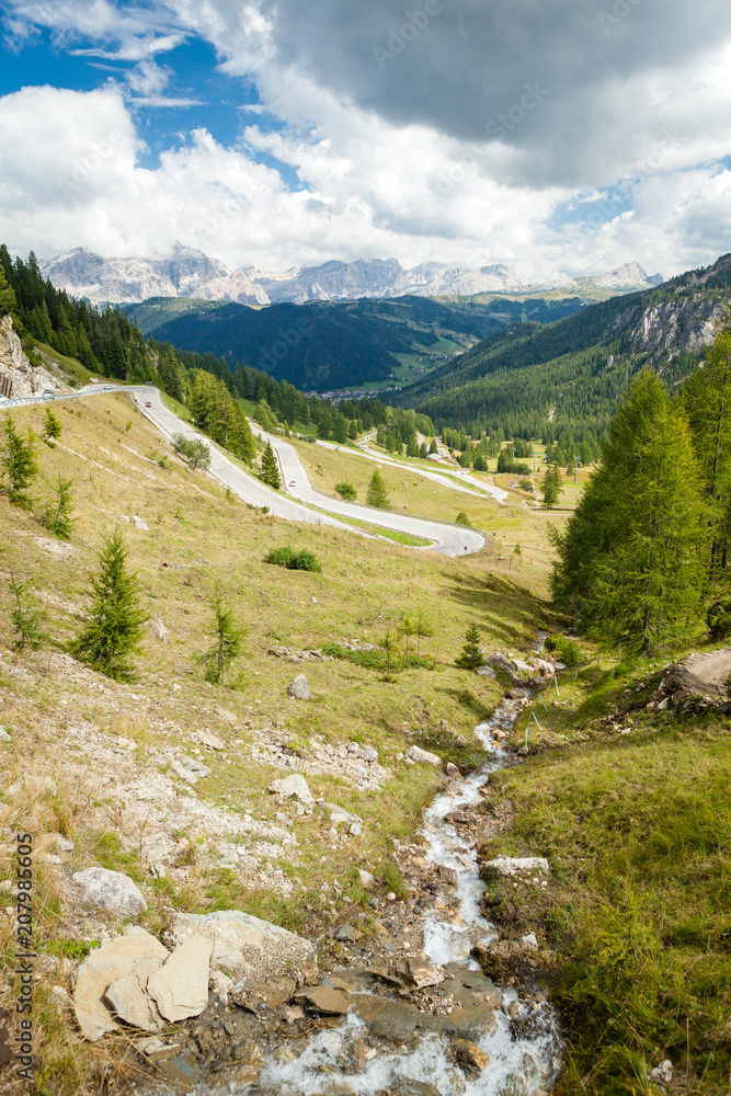 Strade, curve e tornanti di montagna in Trentino