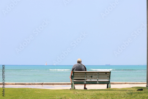 海とベンチの風景 © apple713