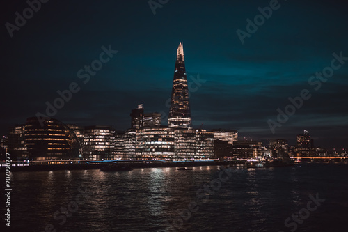 Skyline nocturno en el Támesis,  Londres, Gran Bretaña photo