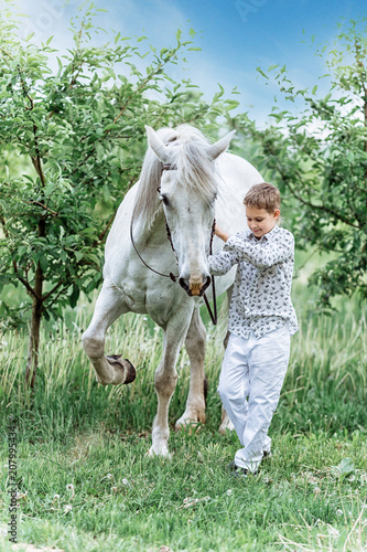 Белая лошадь и мальчик © ventred