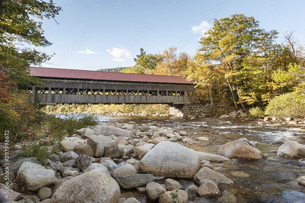 Naklejka premium Swift River and Albany Covered Bridge