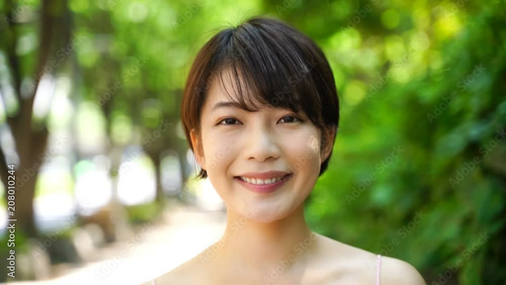 笑う女性 笑う女性