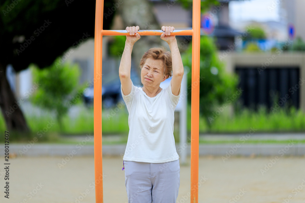 健康器具で運動する高齢の女性