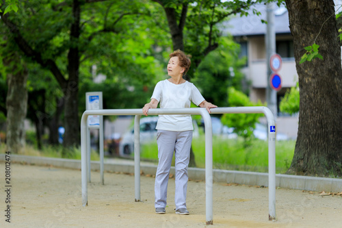 健康器具で運動する高齢の女性