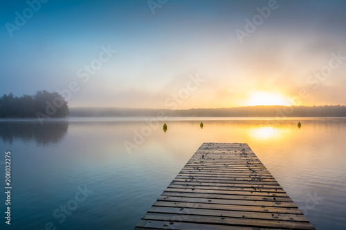 Sonnenaufgang am See mit Steg im Nebel