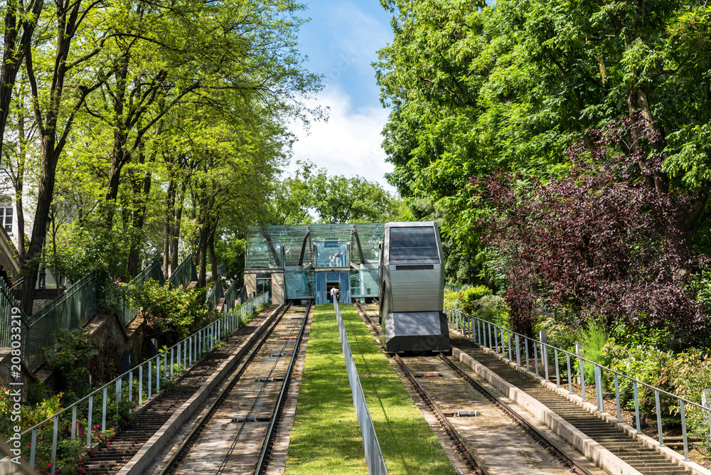 Naklejka premium Kolejka linowa na Montmarte w Paryżu