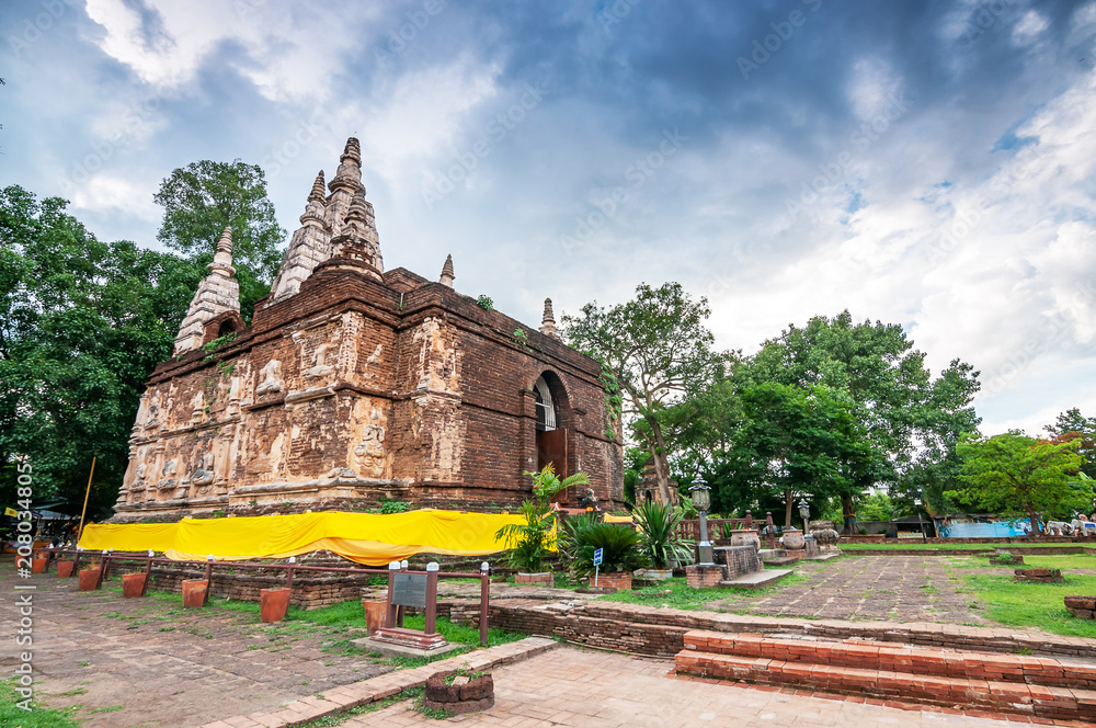 Obraz premium Pagoda at Wat Ched Yod temple the most famous landmark of Chiang Mai Province, Thailand.