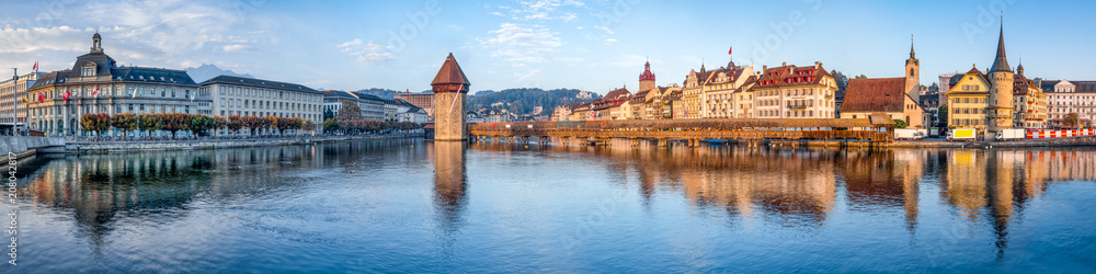 Naklejka premium Luzern Stadtpanorama mit Altstadt und Wasserturm, Schweiz