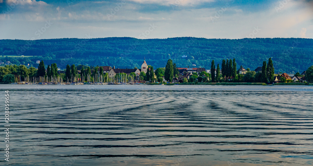Obraz premium Island of Reichenau at Lake Conatsnce