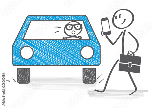 Unachtsamer Fußgänger mit Smartphone überquert Straße und läuft vor Auto