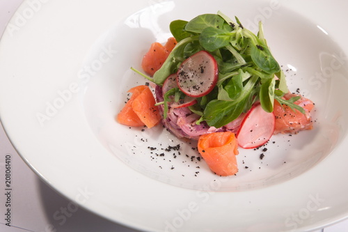 Salad with smoked salmon and vegetables