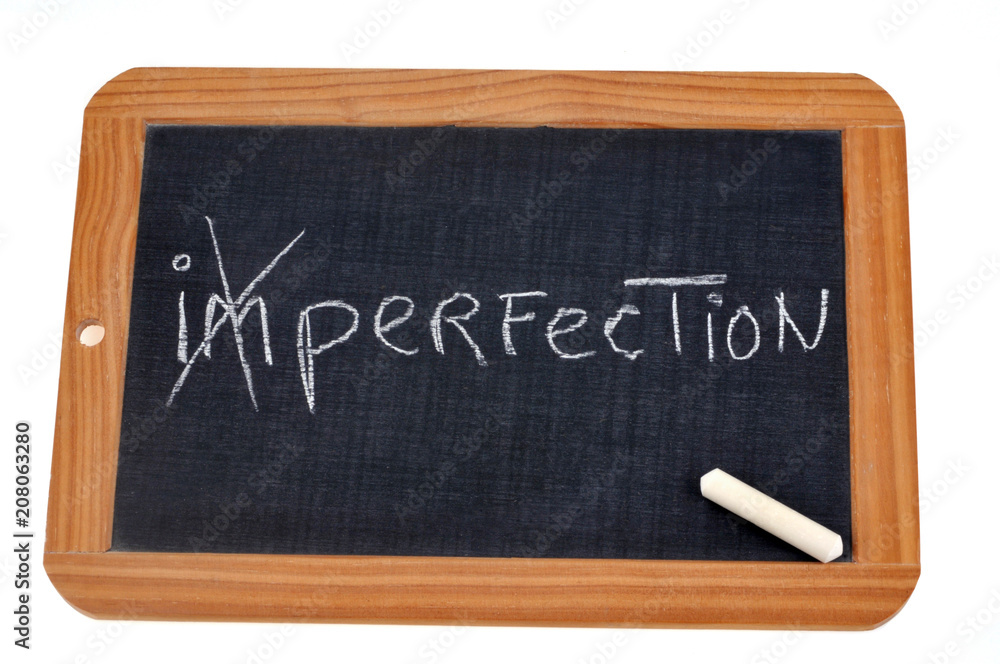 Lettres barrées du mot imperfection pour faire perfection