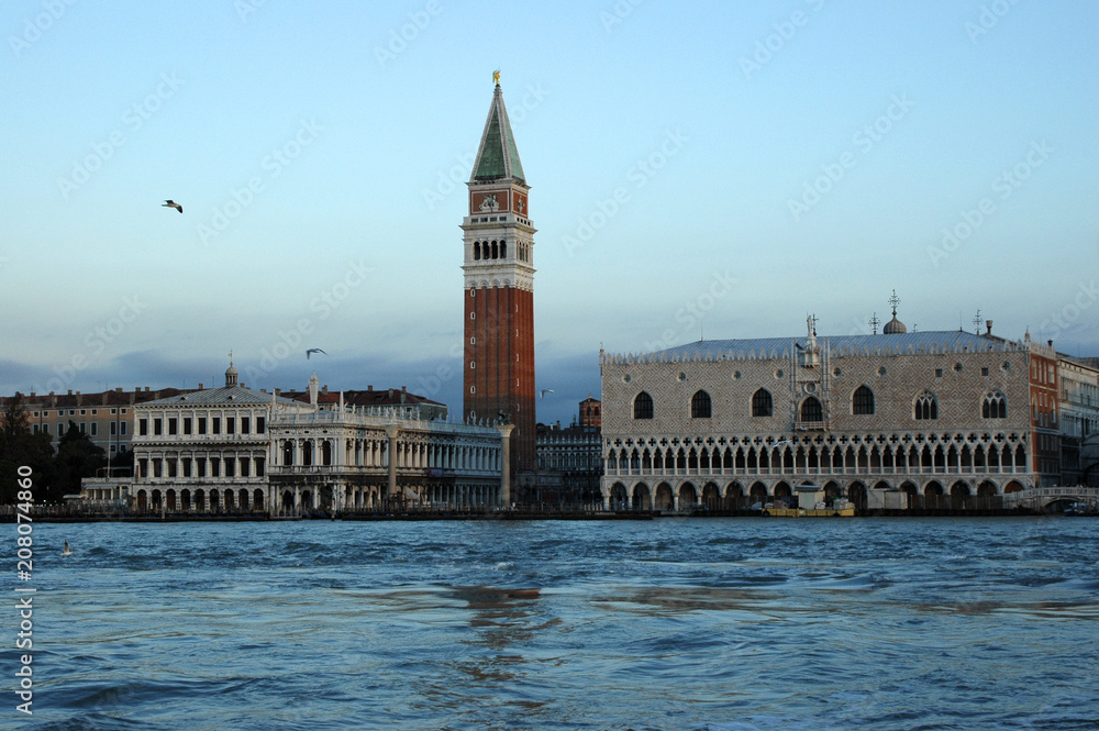 Markusplatz oder Piazza San Marco, Campanile und Dogenpalast, Venedig, Venetien, Italien, Europa