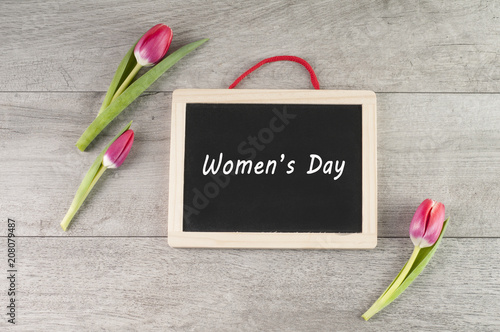 tablica z napisem Women's Day otoczona przez tulipany