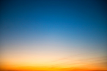 Fototapete Sonnenuntergang Sonnenuntergang am Himmel mit dramatischen Farben in Blau, Orange und Rot  © Pavlo Vakhrushev