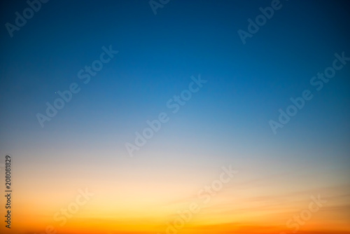 Photo Sunset in the sky with blue, orange and red dramatic colors