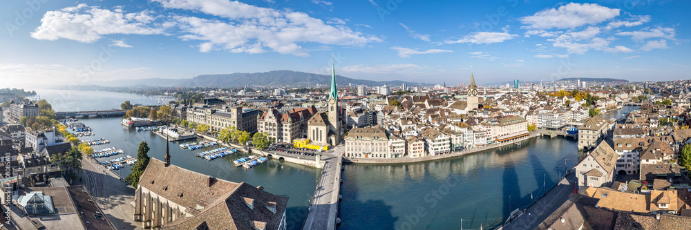 Zürich Stadtpanorama mit Blick über die Dächer der Altstadt, Schweiz