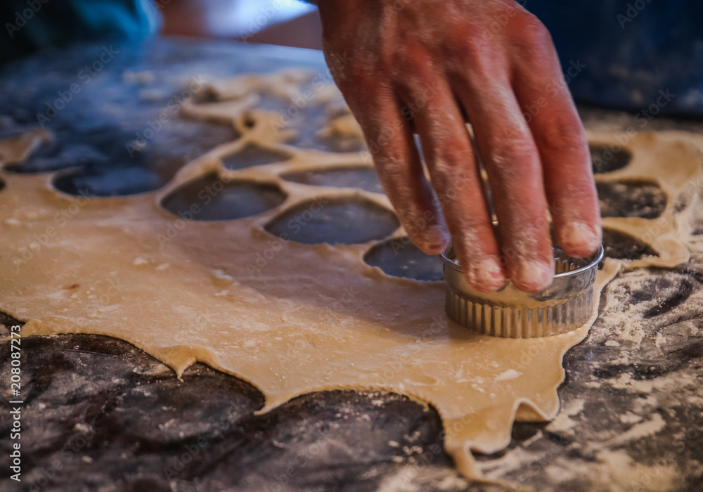 Hand Cutting Dough for Pasta Hand Cutting Dough for Pasta