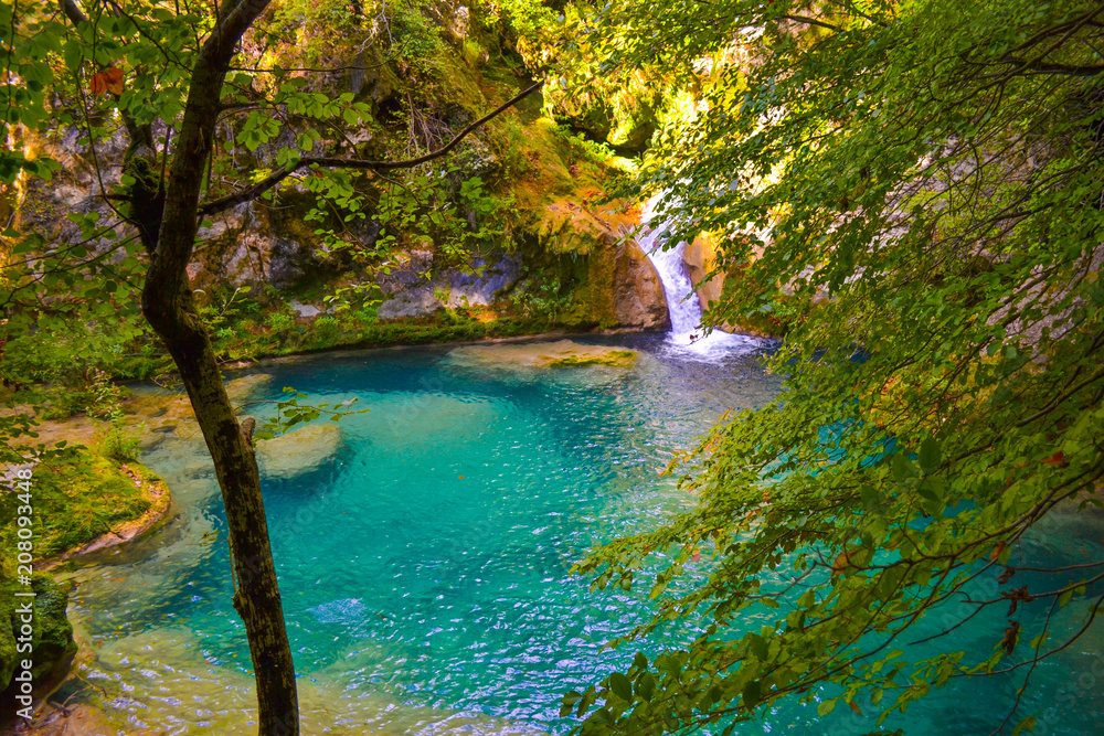 Obraz premium The source of Urederra or the route of the waterfalls of Baquedano, in Navarre, Spain.