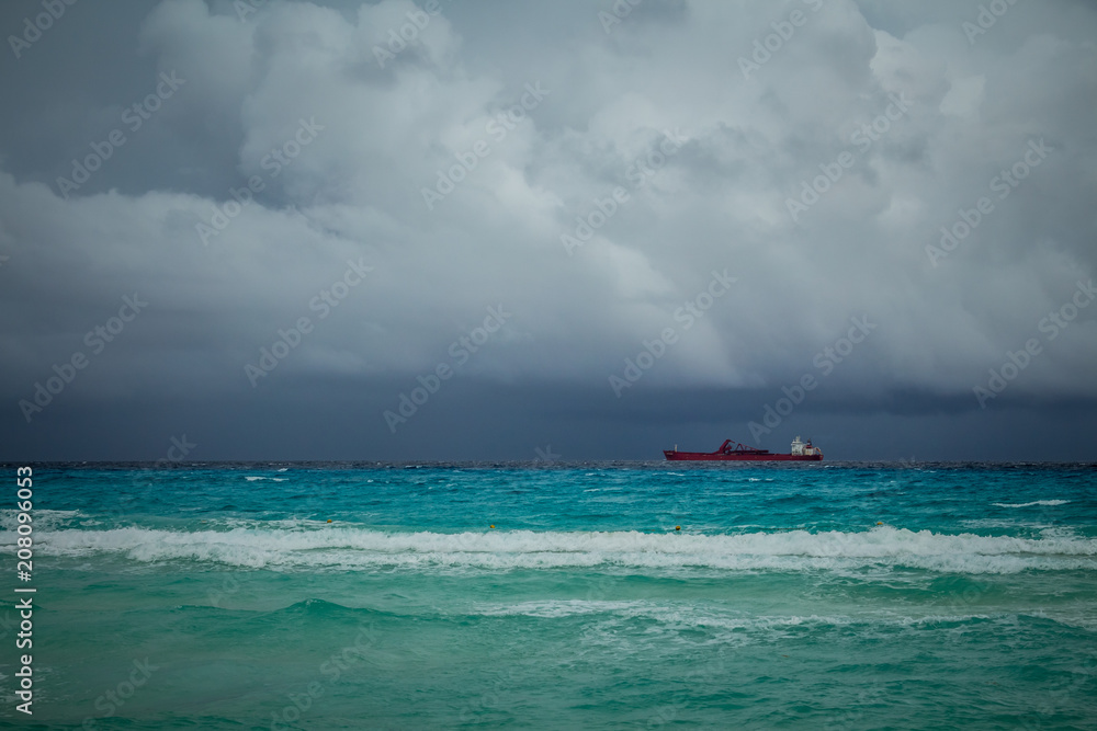 buque de carga navegando por el mar caribe