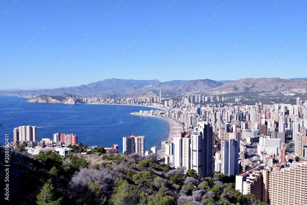 Fototapeta premium hermosa vista desde arriba a la ciudad de Benidorm en España