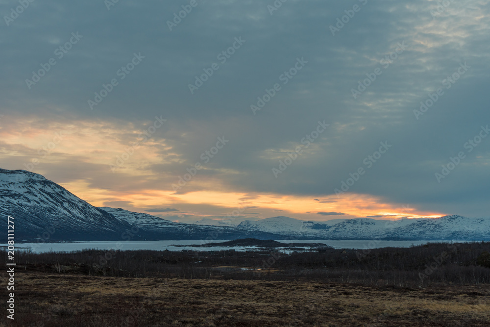Obraz premium The frozen Torneträsk Lake in the Abisko National Park at sunset / Lapland, Sweden