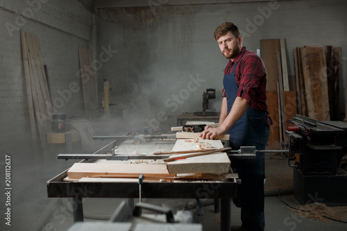 Fotografía Portrait Male Master carpenter apron in his workshop