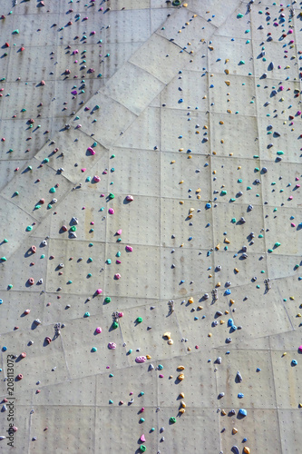 Kletterwand mit bunten Griffen für Hintergrund photo