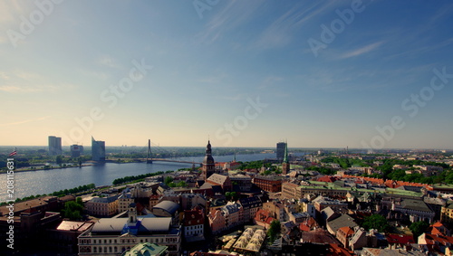 Stolica nadbałtyckiego kraju z Europy Wschodniej, Łotwy - Ryga, historyczna zabudowa, rzeka, morze
