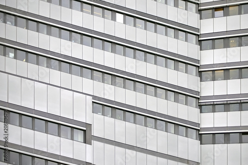 Moderne Bürohausfassade  / Die moderne Fassade eines Bürohauses mit Fensterreihen.