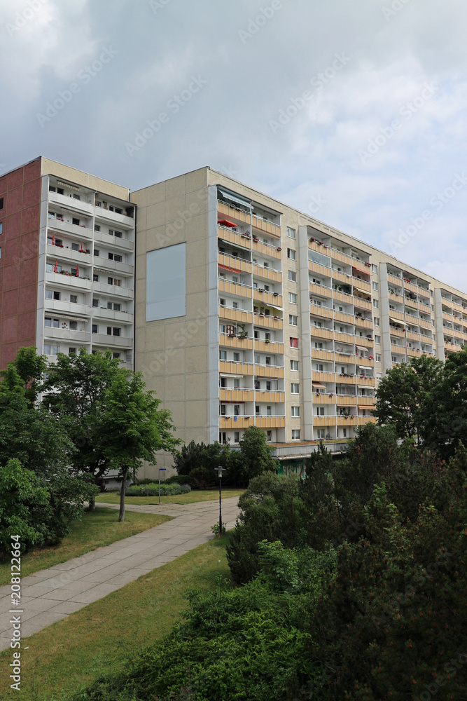 Typische modernisierte Wohnhäuser in Leipzig Bezirk Grünau mit blauen Himmel,Architektur aus der DDR aus den 70er und 80er Jahre des vorigen Jahrhunderts