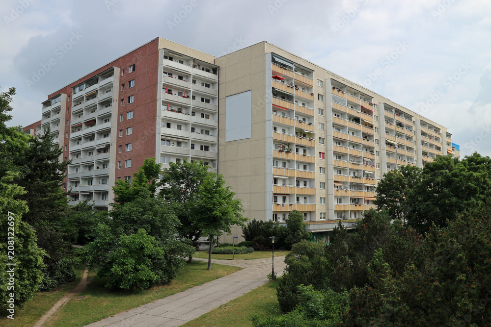 Typische modernisierte Wohnhäuser in Leipzig Bezirk Grünau mit blauen Himmel,Architektur aus der DDR aus den 70er und 80er Jahre des vorigen Jahrhunderts