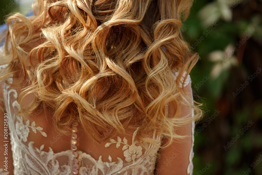 Naklejka premium Wedding hairstyle for bride, curly woman