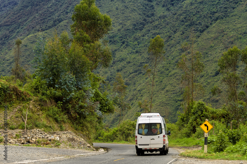 Φωτογραφία Van takes the curve of a road with signal between mountains of Ollantaytambo, Pe