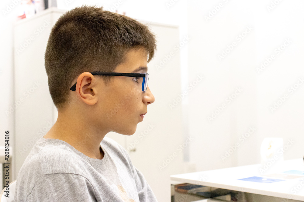 Fototapeta premium Child in the otolaryngologist's office to get a tailor made ear