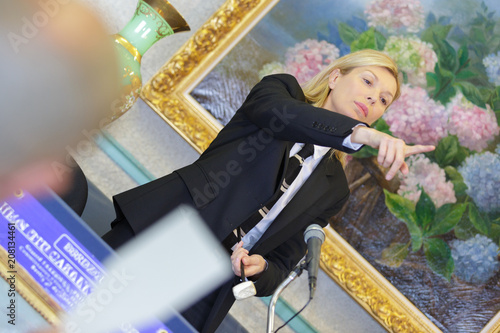 Billede på lærred auctioneer designing bidder in auction sale