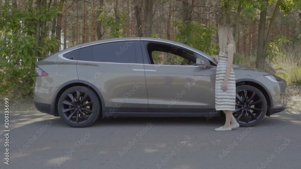 Man get out of the car and greeting with his girlfriend