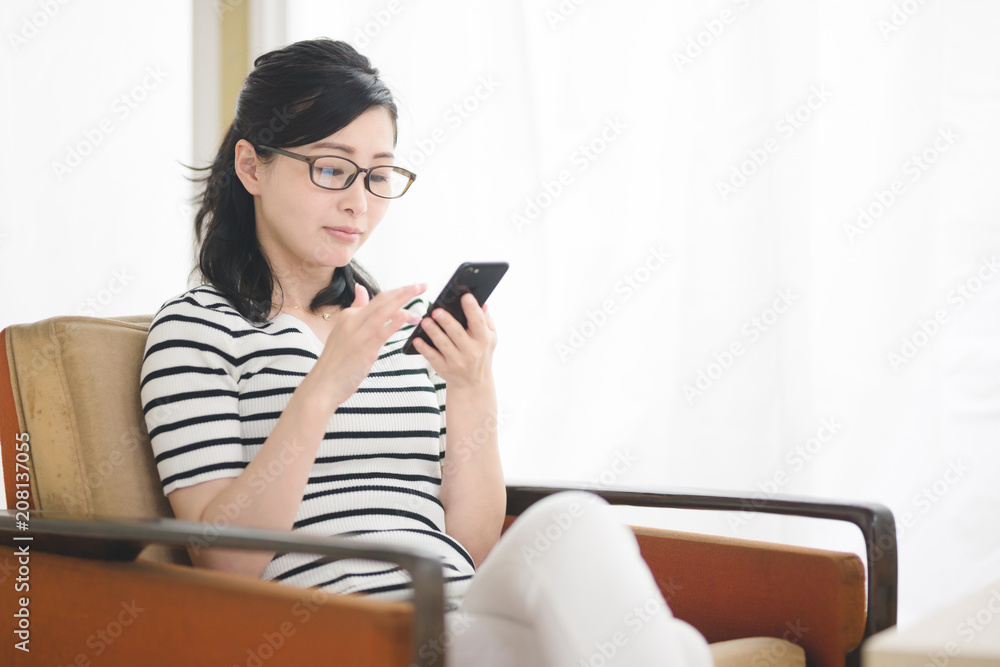 スマホ・女性 スマホ・女性