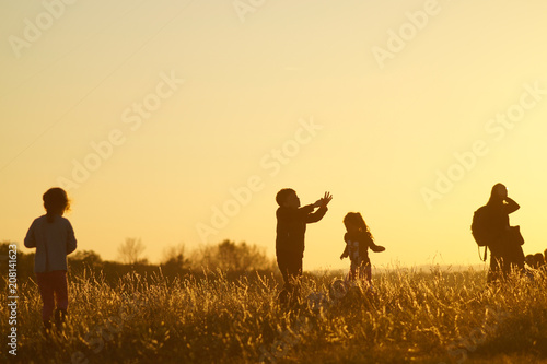 Kinder spielen im Sonnenuntergang