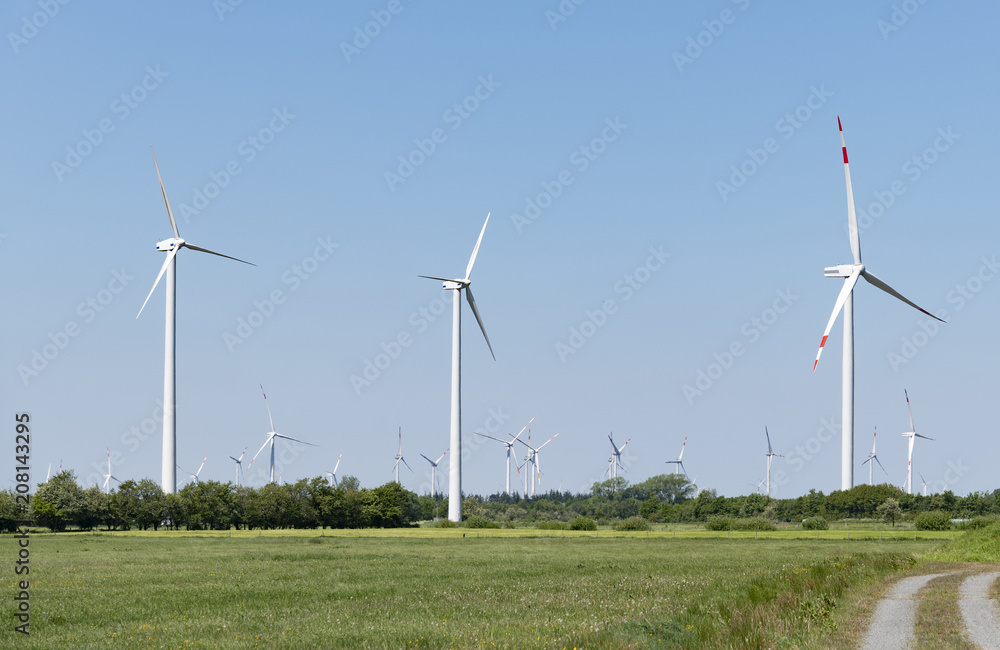 Windparkanlage auf dem Land in Schleswig-Holstein Windparkanlage auf dem Land in Schleswig-Holstein