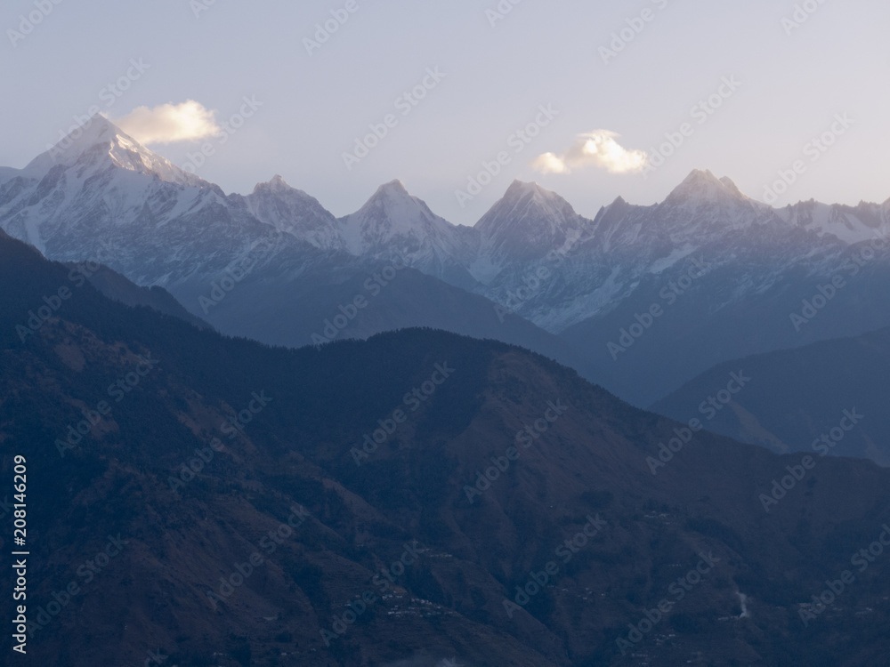 Die Berge des Himalaya in Uttarakhand Indien bei der Abenddämmerung