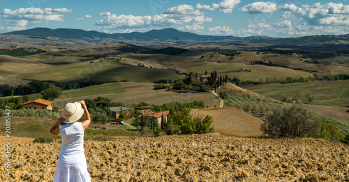 Quadro su tela White dressed woman in the tuscan countryside