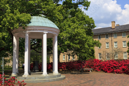 Fotografija The Old Well at UNC Chapel Hill during the spring with azaleas blooming