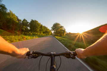 Wandcirkels Fietsen Stuur vasthouden met groene weide  © pozdeevvs