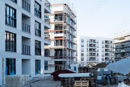 Neue Gebäude in unterschiedlichen Bauphasen 