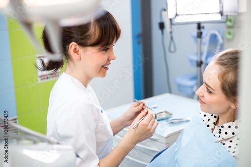 Visit the patient to the clinic to the dentist for oral examination