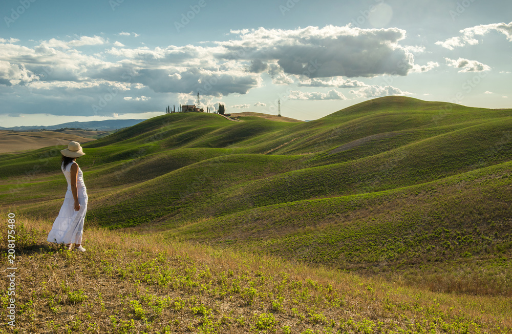 Obraz premium White dressed woman in the tuscan countryside